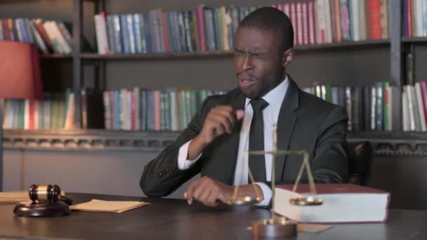 アフリカ系アメリカ人 弁護士 オフィスで咳 — ストック動画
