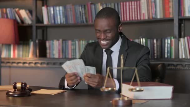 African American Δικηγόρος Μετρώντας Χρήματα Στο Γραφείο — Αρχείο Βίντεο