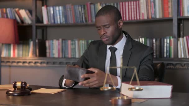 Καημένε Αφροαμερικανέ Δικηγόρε Χωρίς Λεφτά Άδεια Τσάντα — Αρχείο Βίντεο