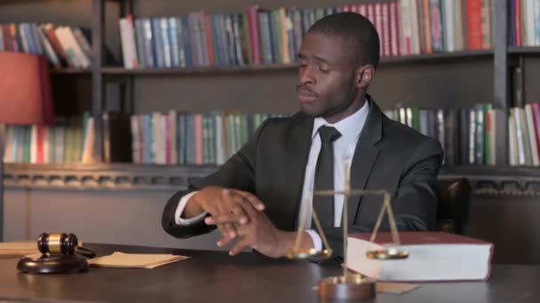 Afrikaanse Rechter Slaat Hamer Veroordeling Aan Kondigen — Stockvideo