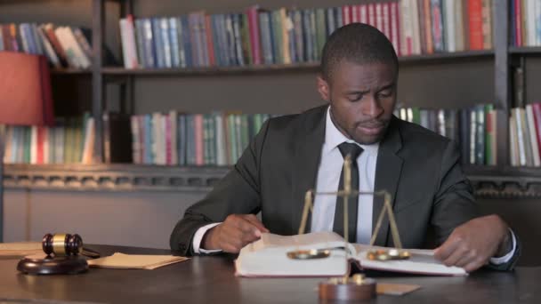 African American Lawyer Czytanie Książki Prawniczej Przed Sądem — Wideo stockowe