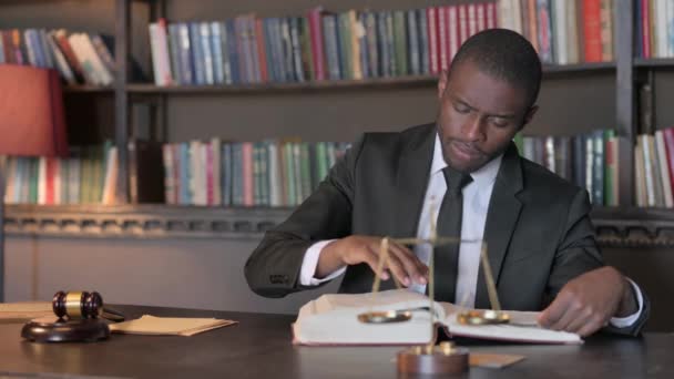 Pensiv Afroamerikansk Advokat Läsa Bok Office — Stockvideo
