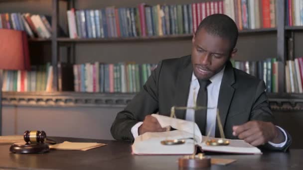 Abogado Afroamericano Emocionado Leer Libro Leyes Ante Corte — Vídeos de Stock