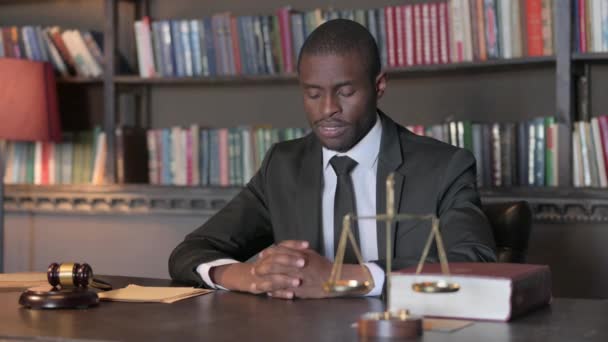 Advogado Afro Americano Pensivo Escritório — Vídeo de Stock