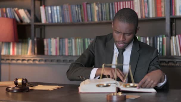 Афроамериканский Юрист Расстроен Читая Книгу Законов Суде — стоковое видео