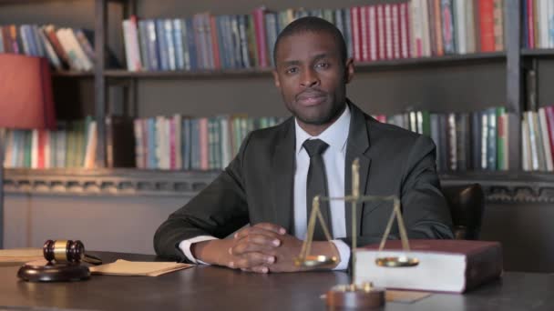 严肃的非洲裔美国律师在职 — 图库视频影像