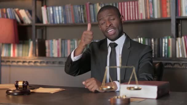 사무실에서 아프리카계 미국인 변호사에 엄지손가락 — 비디오