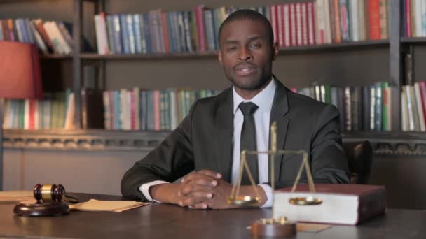 African American Δικηγόρος Κουνώντας Κεφάλι Στην Αποδοχή Στο Γραφείο — Αρχείο Βίντεο