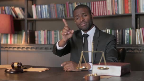 Africký Americký Právník Popírání Při Pohledu Fotoaparát Kanceláři — Stock video