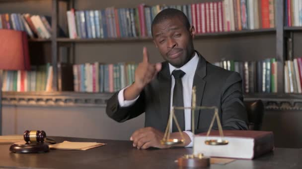 Afrikkalainen Amerikkalainen Asianajaja Osoittaa Kameraa Toimistossa — kuvapankkivideo
