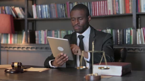 アフリカ系アメリカ人弁護士 オフィスのタブレットでの成功を祝う — ストック動画