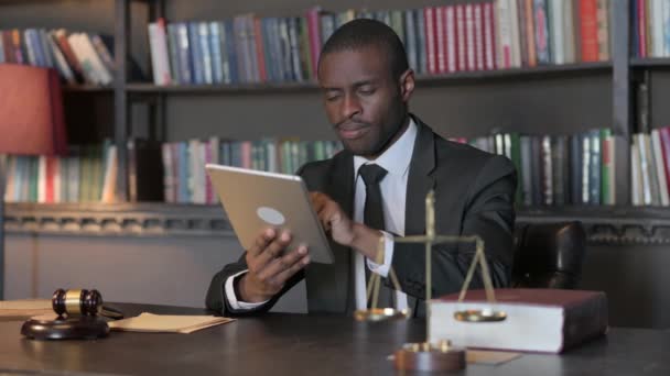 African American Lawyer Using Tablet Office — Stock Video