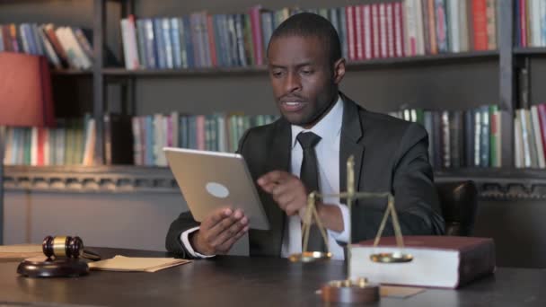Afrikai Amerikai Ügyvéd Felzaklatta Loss Tablet Hivatalban — Stock videók
