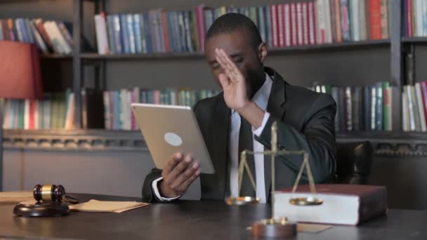 非洲裔美国律师在办公室的平板电脑上做视频聊天 — 图库视频影像