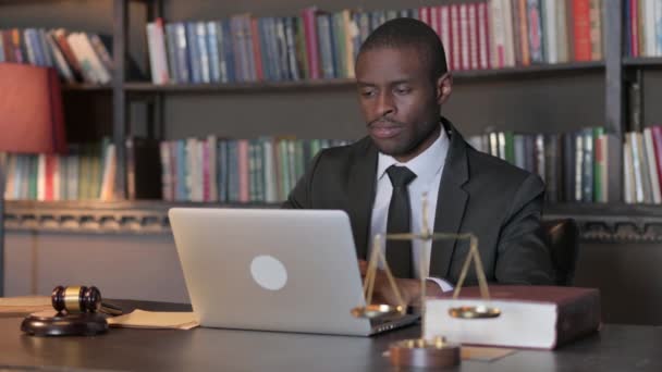 興奮するアフリカ系アメリカ人の弁護士がラップトップで成功を祝います — ストック動画