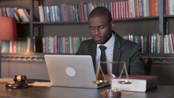 アフリカ系アメリカ人の弁護士がラップトップ上の損失に衝撃を受けた — ストック動画