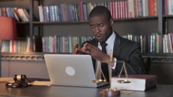 Czat Online Wideo Przez Afroamerykanin Prawnik Laptopie — Wideo stockowe