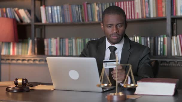 Africký Americký Právník Dělá Line Nakupování Notebooku — Stock video