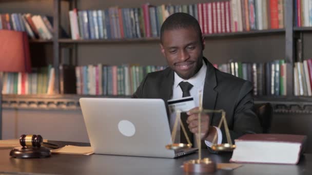 African American Δικηγόρος Έχοντας Αποτυχία Πληρωμής Στην Εργασία — Αρχείο Βίντεο