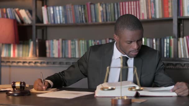 Afro Amerikaanse Advocaat Werkt Aan Documenten Kantoor — Stockvideo