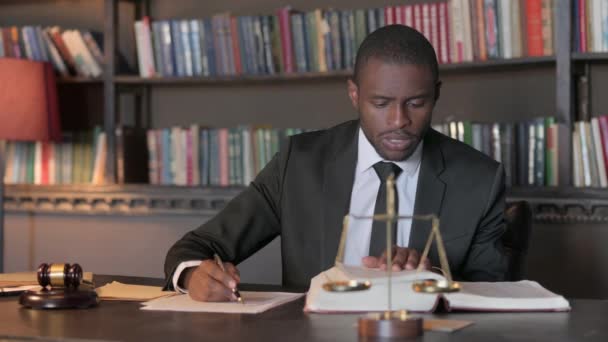 Africký Americký Právník Pracující Právních Dokumentech — Stock video