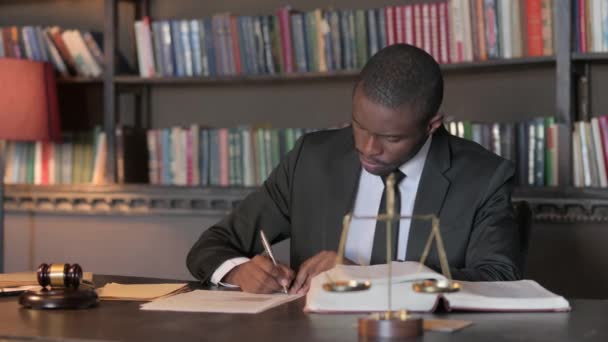 Pensive African American Δικηγόρος Που Εργάζονται Νομικά Έγγραφα — Αρχείο Βίντεο