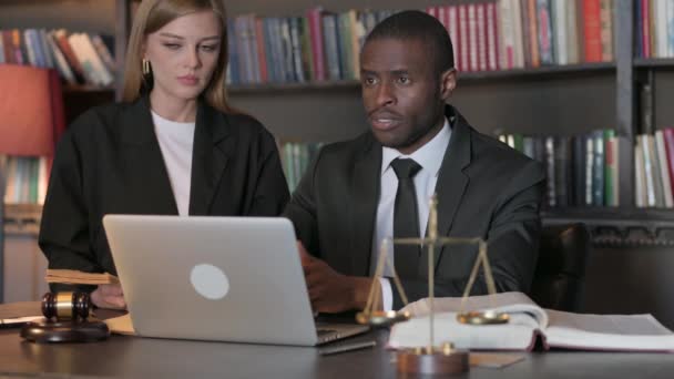 Мужчины Женщины Юристы Работающие Над Ноутбуком Офисе — стоковое видео