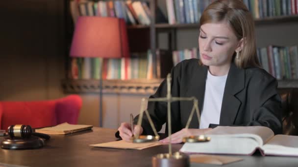 Vrouwelijke Advocaat Werken Aan Juridische Documenten Office — Stockvideo