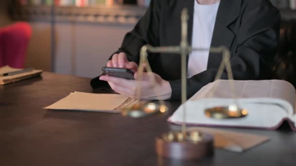 裁判所でスマートフォンを使用して裁判官を閉じる — ストック動画