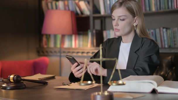 Női Ügyvéd Ünnepli Győzelem Smartphone Irodában — Stock videók