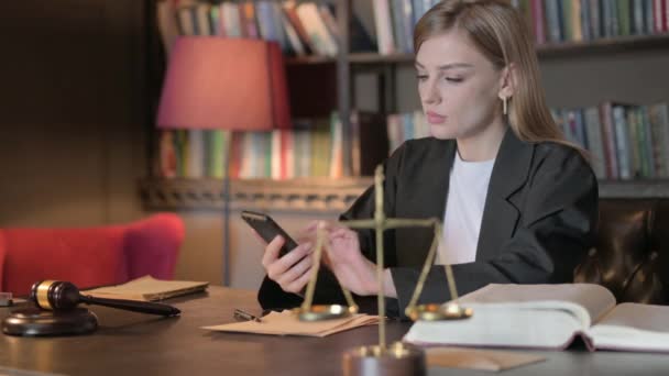 オフィスの電話の障害ニュースにショックを受けた女性弁護士 — ストック動画