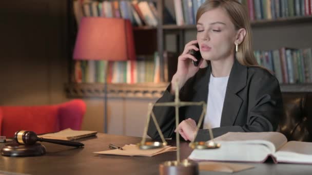Γυναίκα Δικηγόρος Μιλώντας Στο Τηλέφωνο Στο Γραφείο — Αρχείο Βίντεο