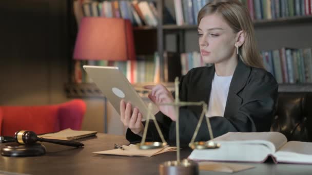 Vrouwelijke Advocaat Viert Succes Tablet Office — Stockvideo