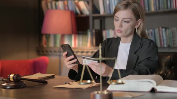 Kvindelig Advokat Gør Online Banking Office – Stock-video