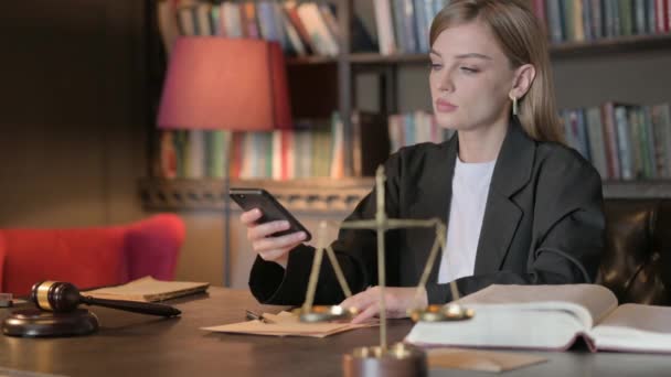 オフィスで電話で主張する女性弁護士 — ストック動画