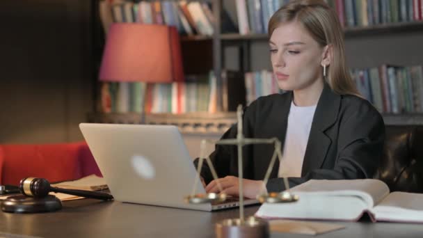 Vrouwelijke Advocaat Die Laptop Werkt — Stockvideo