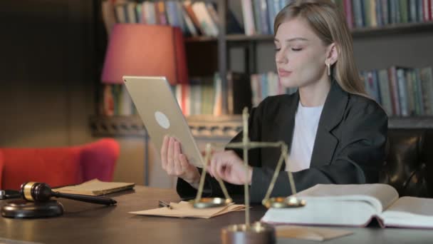 Ofiste Tablet Video Sohbeti Yapan Kadın Avukat — Stok video