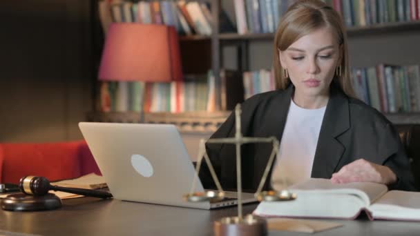 Jogi Dokumentumokon Laptopon Dolgozó Női Ügyvéd — Stock videók