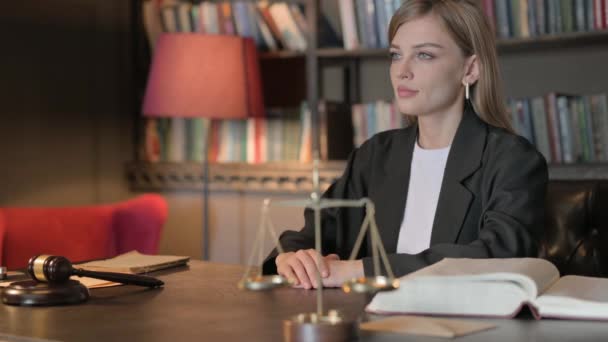 Σοβαρή Γυναίκα Δικηγόρος Κάθεται Στο Γραφείο — Αρχείο Βίντεο