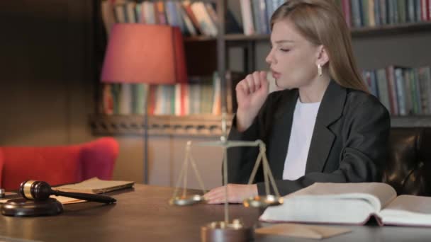 Βήχας Γυναίκα Δικηγόρος Αισθάνεται Άσχημα Στο Γραφείο — Αρχείο Βίντεο