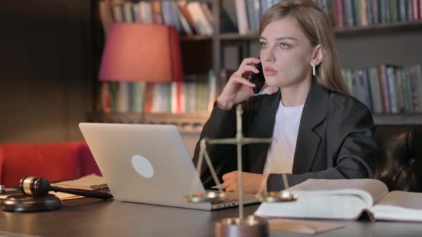 オフィスで電話で話す女性弁護士 — ストック動画