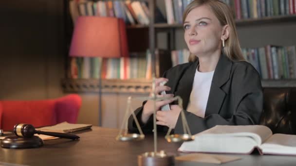 Boldog Női Ügyvéd Pénzzel Hivatalban — Stock videók