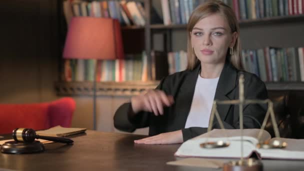 Ofisteki Kadın Avukat Dan Başparmak Ndirme — Stok video