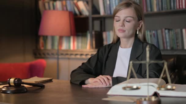 Reddeden Kadın Avukat Kameraya Bakıyor — Stok video