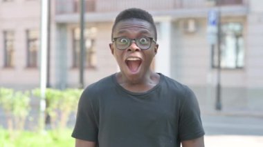 Şaşırmış Genç Afrikalı Adam 'ın açık hava portresi
