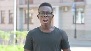 KAYIP Şok Olan Üzgün Genç Afrikalı Adam 'ın Açık Hava Portresi