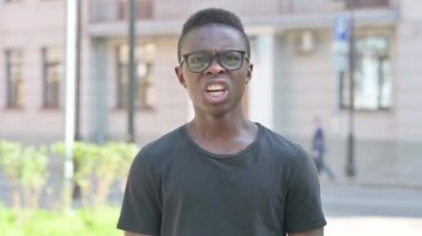 Tartışan ve Dövüşen Kızgın Genç Afrikalı Adamın Açık Hava Portresi