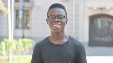 Çevrimiçi Video Sohbeti Yapan Genç Afrikalı Adamın Açık Hava Portresi