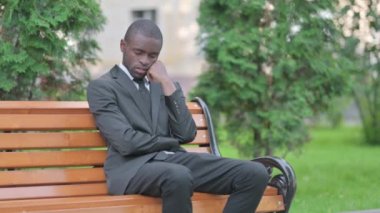 Bankta oturan Uyuyan Afrikalı İş Adamı