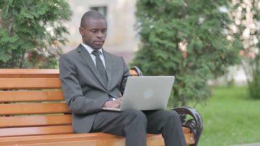 Diz üstü bilgisayarda çalışan Afrikalı İşadamı